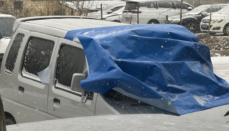 Примена ПЕ церада за покривање возила по снежном времену